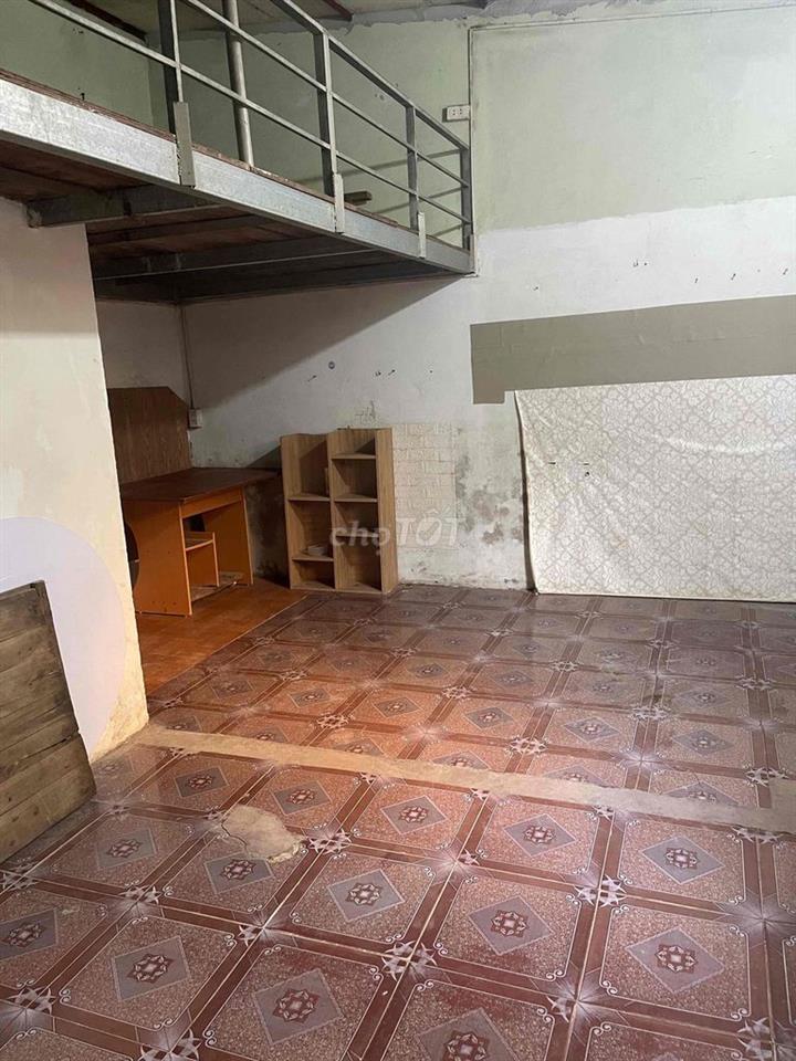 nhà thoáng mái , sạch sẽ , gần trung tâm thượng mại , gần trường  học