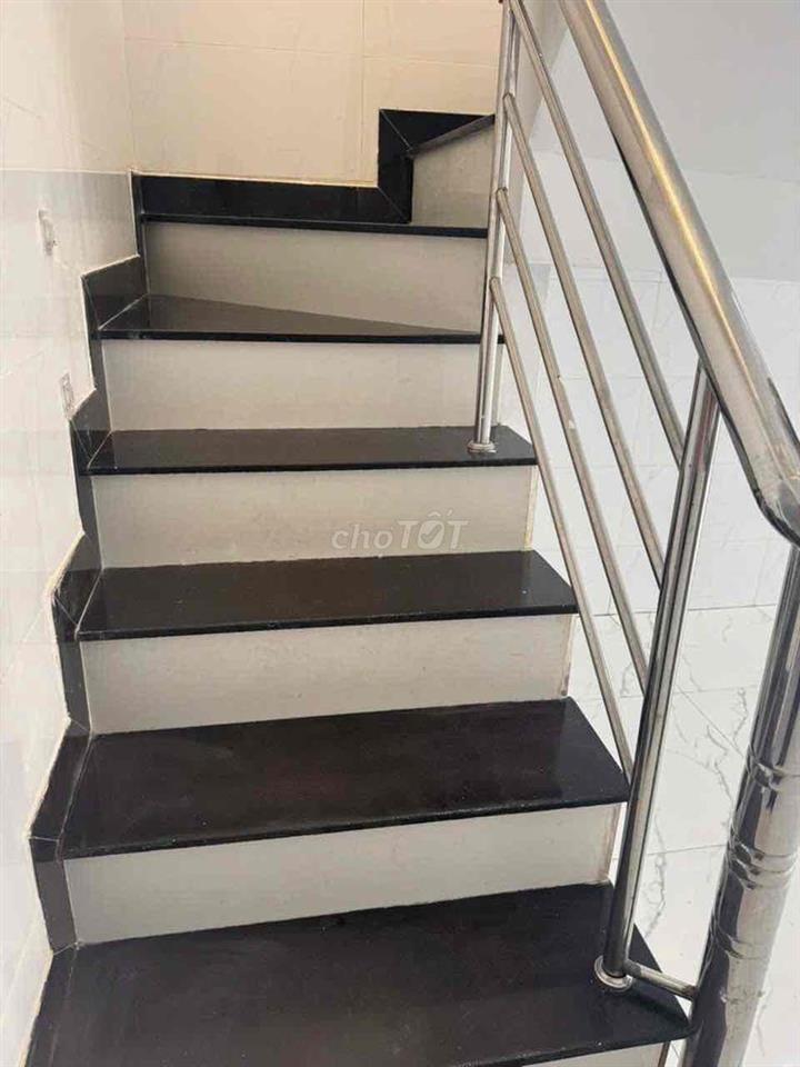 cần cho thuê nhà nguyên căng hẻm xe hơi cách đường huỳnh tan phát 200m