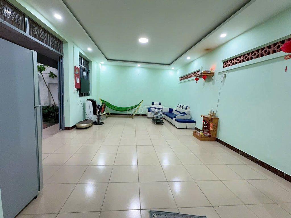 Nhà xây dựng kiên cố, 1 trệt 1 lầu, hai mặt tiền đường nhựa