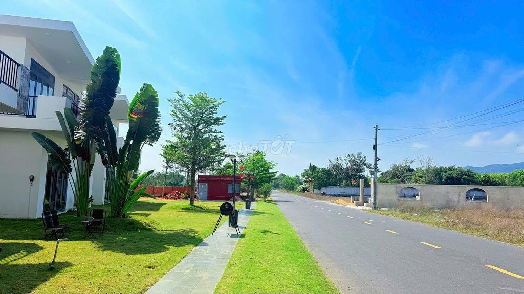 Đất ở gần biển, 3 mặt tiền, 242m2, khu dân cư đông đúc.
