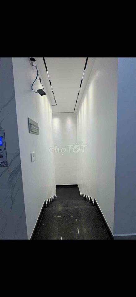 Bán Nhà Mới Xây rộng 200m2,có thang máy,giá 23,5tỷ