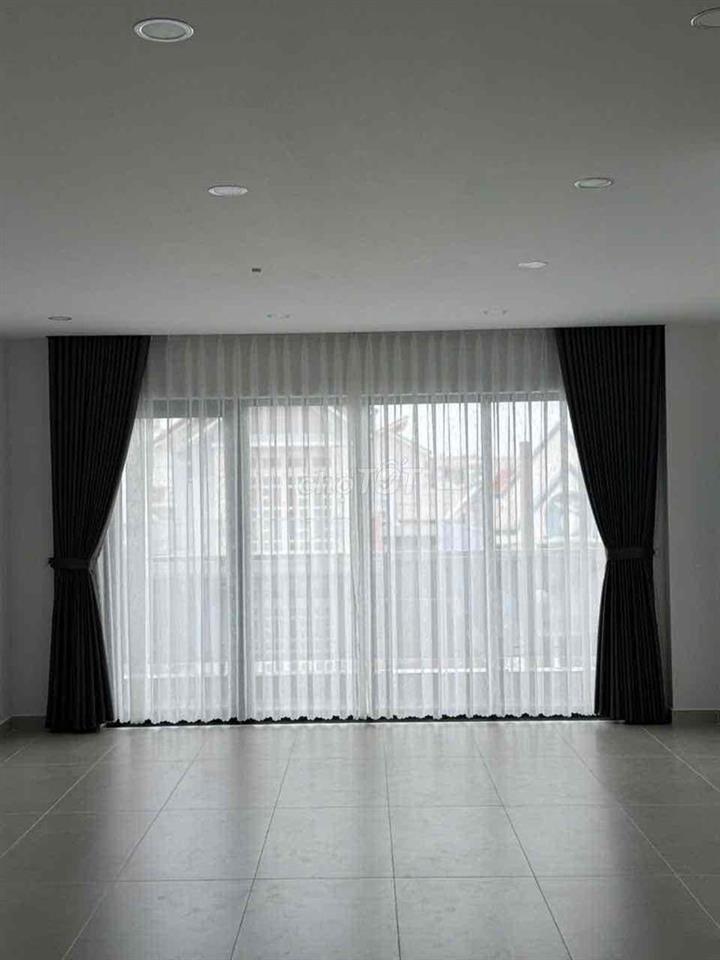 Bán Nhà Mới Xây rộng 200m2,có thang máy,giá 23,5tỷ