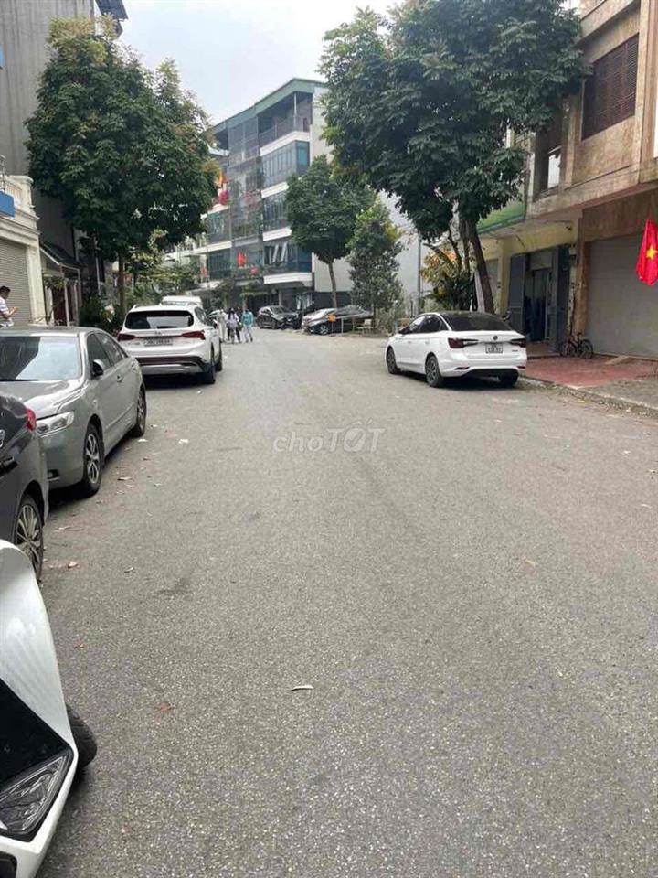 CÒN 1 PHÒNG TẦNG 1 30 M2 VỪA Ở VỪA LÀM VĂN PHÒNG KINH