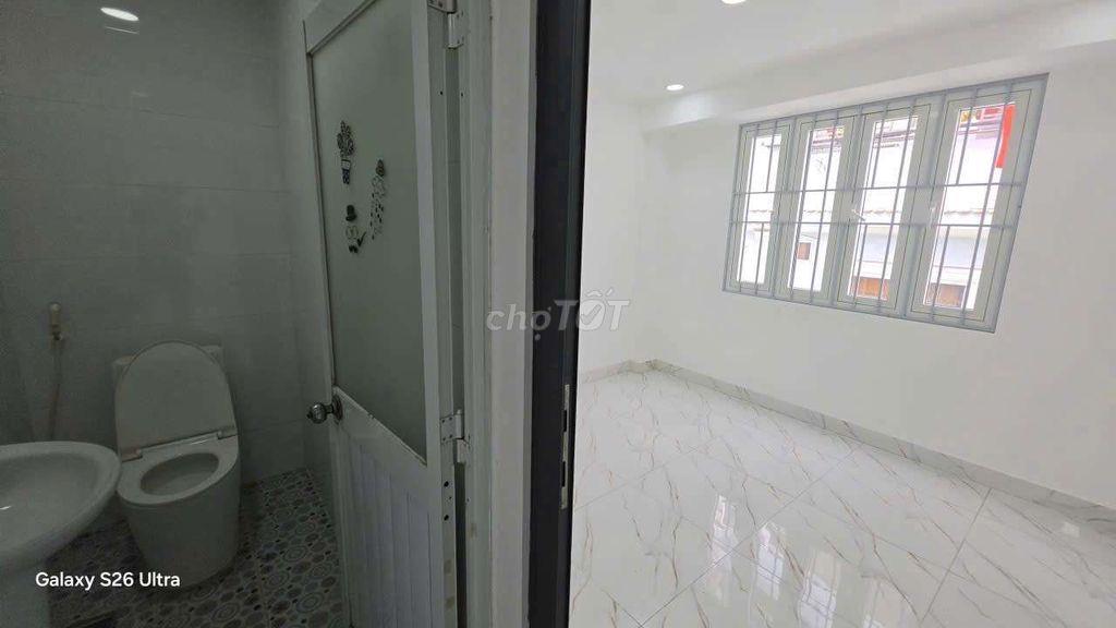 bán nhà hẻm xe hơi,Đường Huỳnh Văn Chính.1 trệt 2 lầu,4 PN