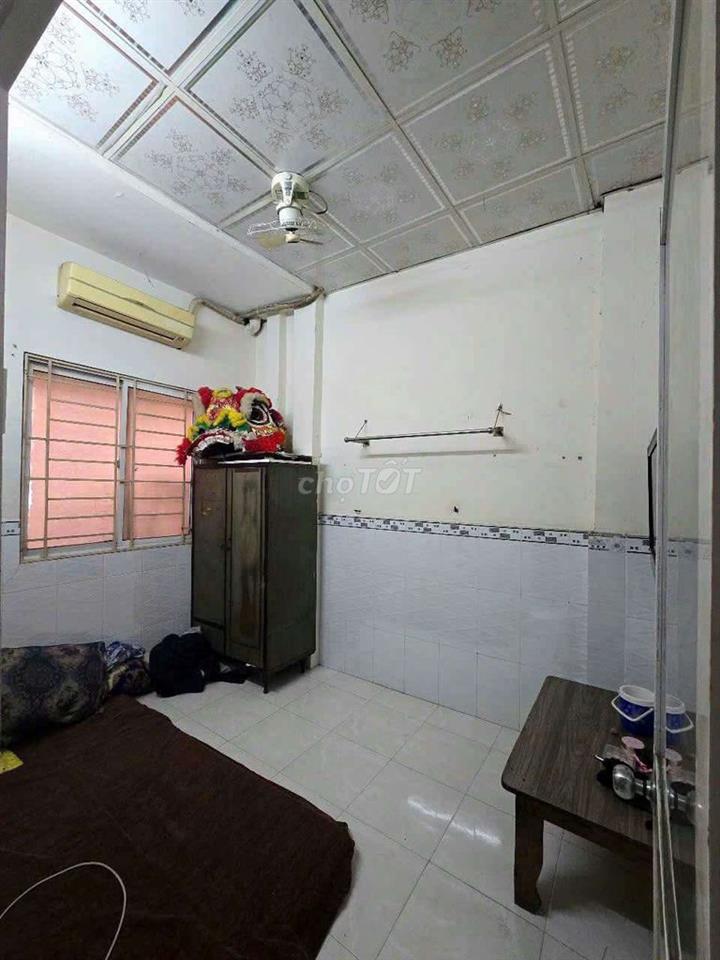 Ngang 3,5 nở hậu 4,5 x dài 8m
: 1 trệt 2 lầu sân thượng
:5 pn 4 wc