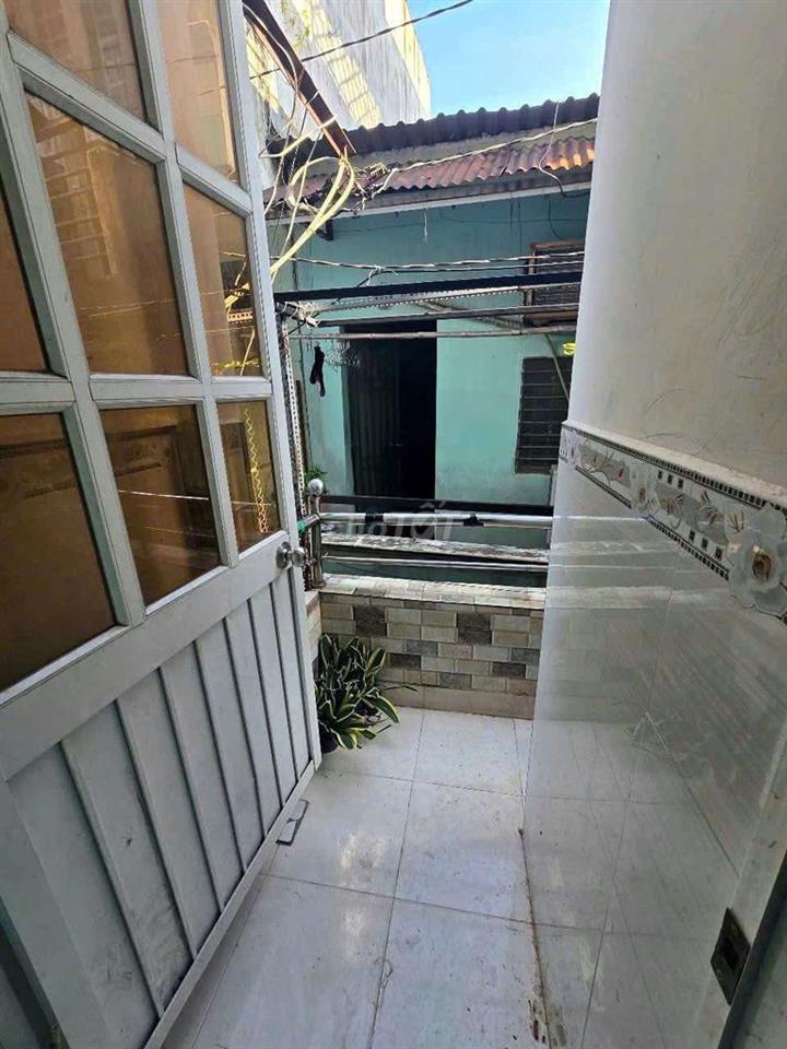 Ngang 3,5 nở hậu 4,5 x dài 8m
: 1 trệt 2 lầu sân thượng
:5 pn 4 wc