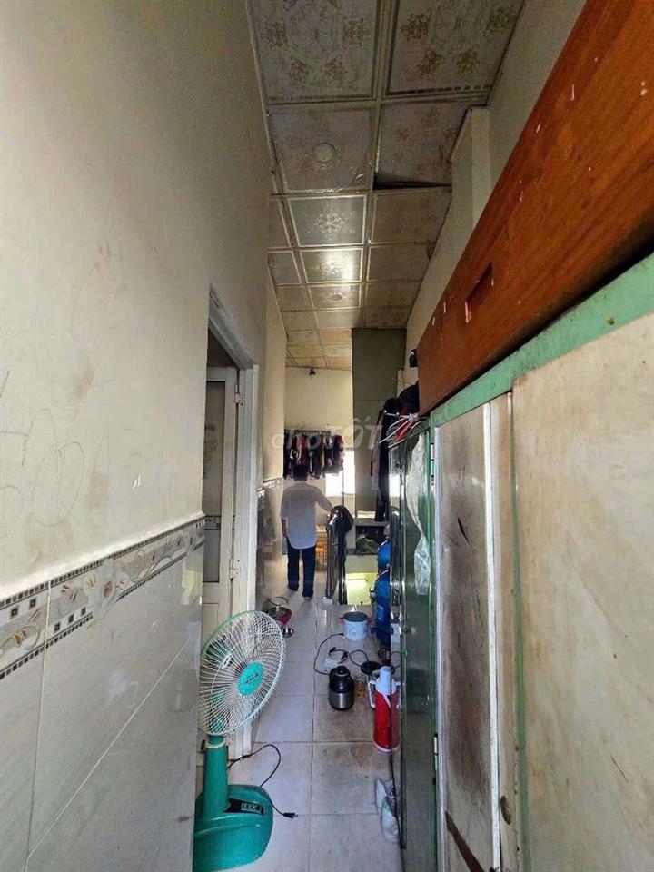 Ngang 3,5 nở hậu 4,5 x dài 8m
: 1 trệt 2 lầu sân thượng
:5 pn 4 wc