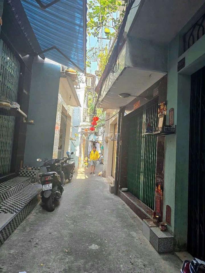 Ngang 3,5 nở hậu 4,5 x dài 8m
: 1 trệt 2 lầu sân thượng
:5 pn 4 wc