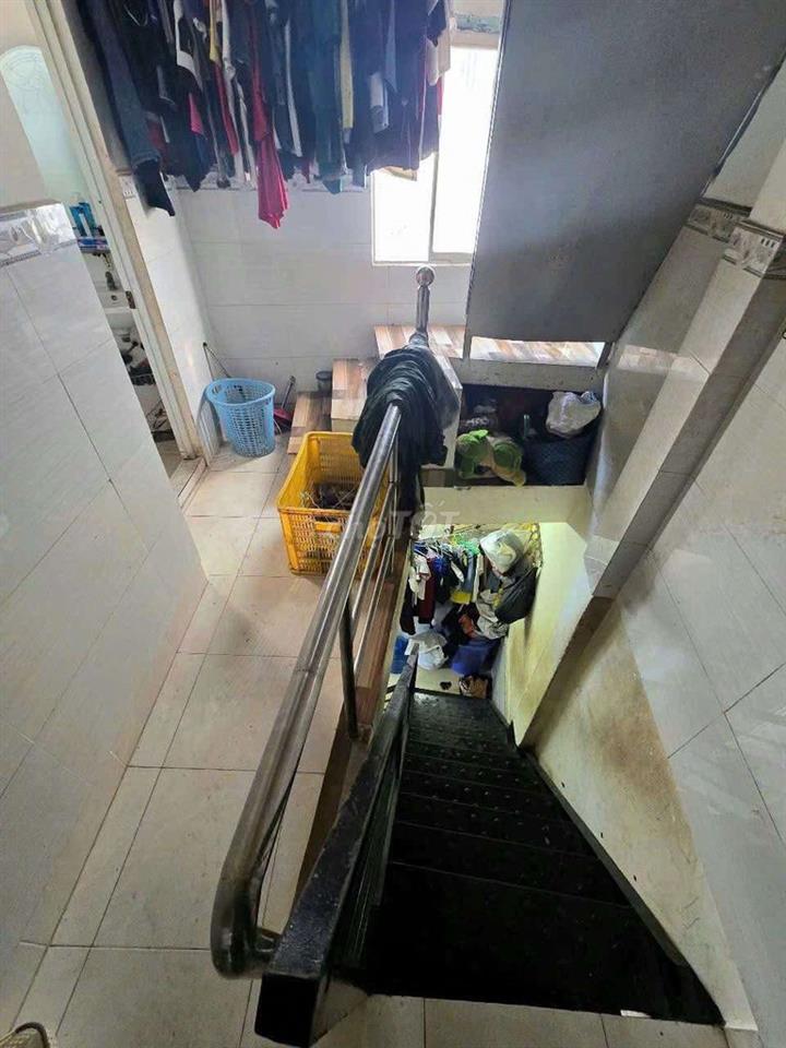 Ngang 3,5 nở hậu 4,5 x dài 8m
: 1 trệt 2 lầu sân thượng
:5 pn 4 wc