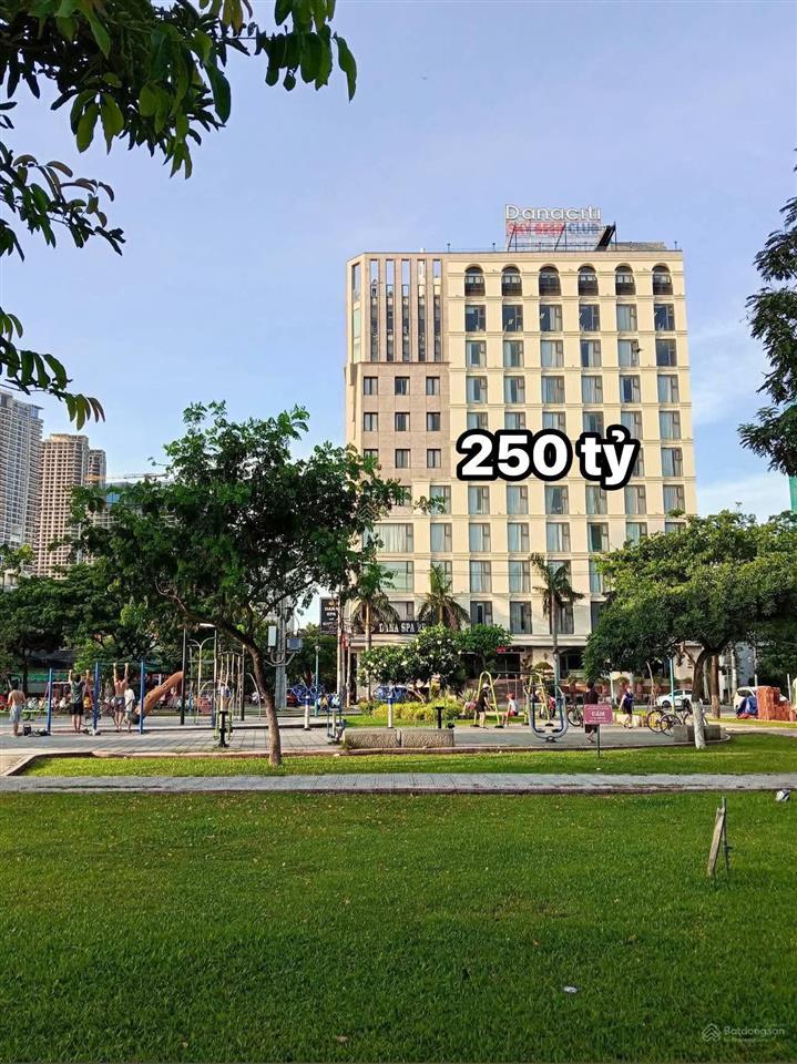 Chuyển nhượng khách sạn góc 02 mặt tiền view công viên hồ nghinh sát biển. 606,6 m2 xd 13 tầng .