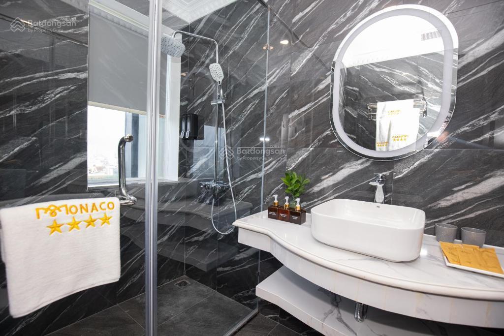 Chuyển nhượng khách sạn ngay tuyến phố sầm uất dương đình nghệ  hà bổng, dt 368m2 ngang 18m