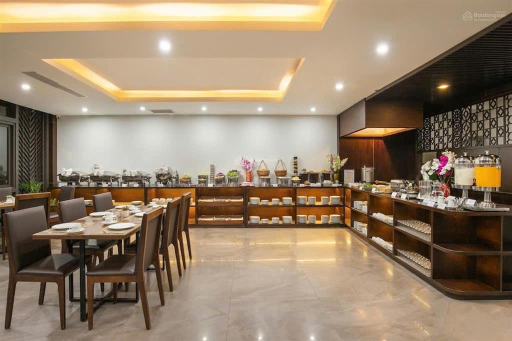 Chuyển nhượng tòa khách sạn 12 tầng phố đi bộ lát đá trần bạch đằng (hồ bơi view cực đẹp)