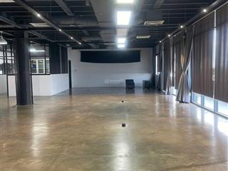 Cho thuê mặt bằng showroom / văn phòng  ql13, thuận an, bình dương  2.200m²