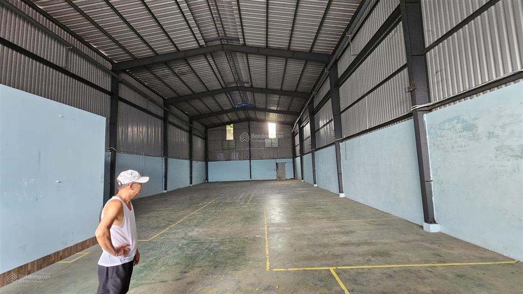 Nhà xưởng cho thuê nằm đường bùi công trừng nhị bình hóc môn dt 400m giá 18 triệu  0908 561 ***