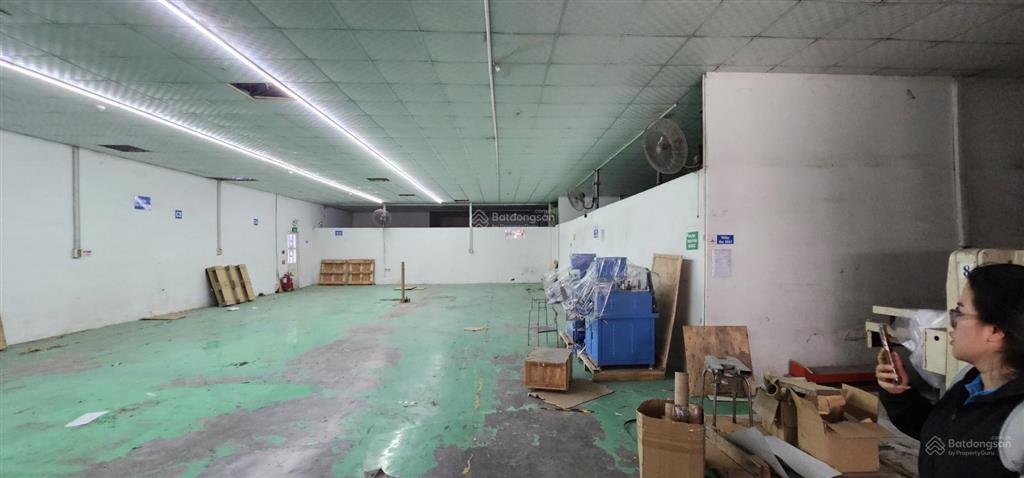 Nhà xưởng cho thuê đường quốc lô 1a phường thơi an quận 12 hcm dt 1500m gia 120tr  0908 561 ***