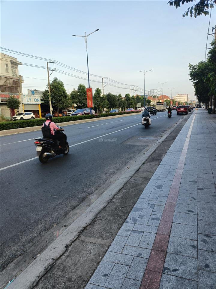 Cần bán đất mặt tiền đại lộ 463.3m2 thổ cư 416m2