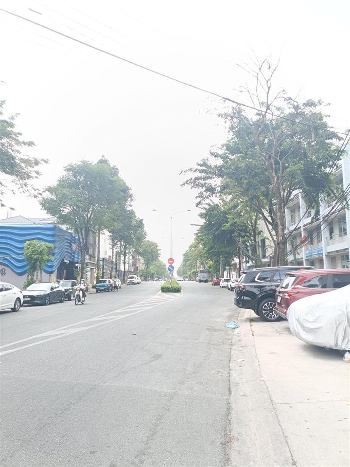 Cần cho thuê mặt bằng 20 x 20m mặt tiền hoàng văn thụ