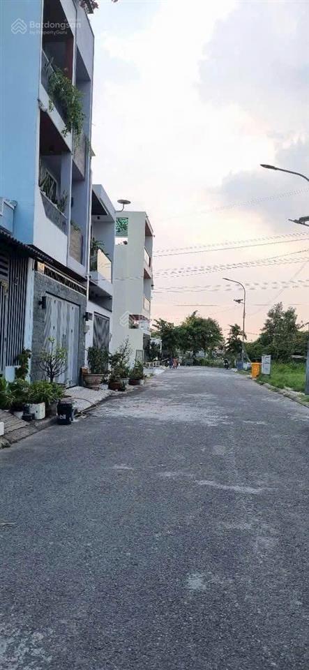 Chủ cần bán gấp nền đất thổ cư 80m2 đường nhựa 8m, hoàng phan thái xã bình chánh giá 3 tỷ, gần chợ.