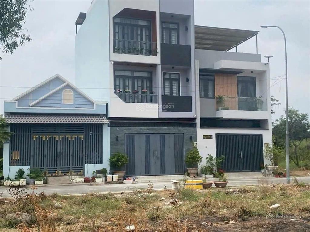 Chủ cần bán gấp nền đất thổ cư 80m2 đường nhựa 8m, hoàng phan thái xã bình chánh giá 3 tỷ, gần chợ.