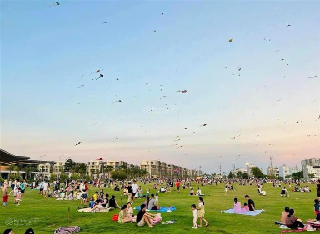 Mặt tiền đỗ xuân hợp đối diện global (5x25m) giá 300tr/m2