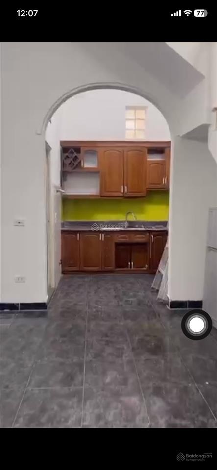 Nhà nguyên căn ngõ 24 hoàng quốc việt, nghĩa đô, 30m, 5 tầng ô tô đỗ cửa, 3pn, đủ đồ. 12.5 tr/th