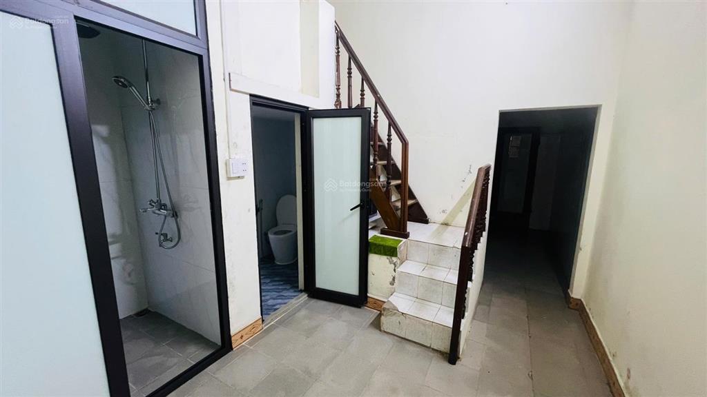 Cho thuê nhà ngõ 82 yên lãng, đống đa, 70m2x2 tầng, có sân, 10.5 triệu/tháng.  0984 536 ***