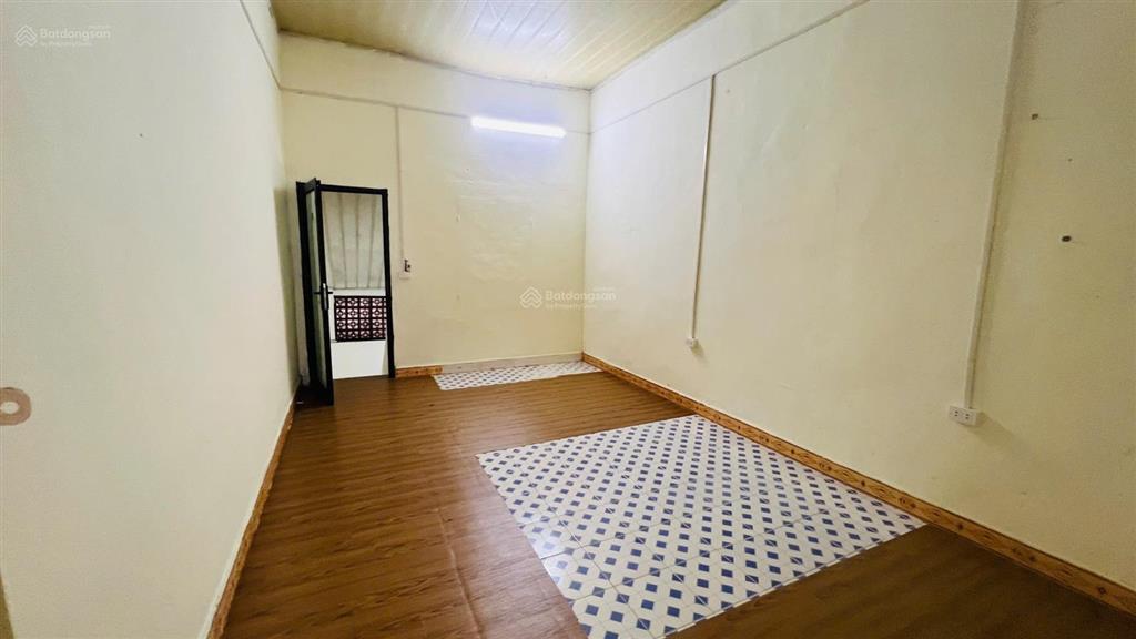 Cho thuê nhà ngõ 82 yên lãng, đống đa, 70m2x2 tầng, có sân, 10.5 triệu/tháng.  0984 536 ***
