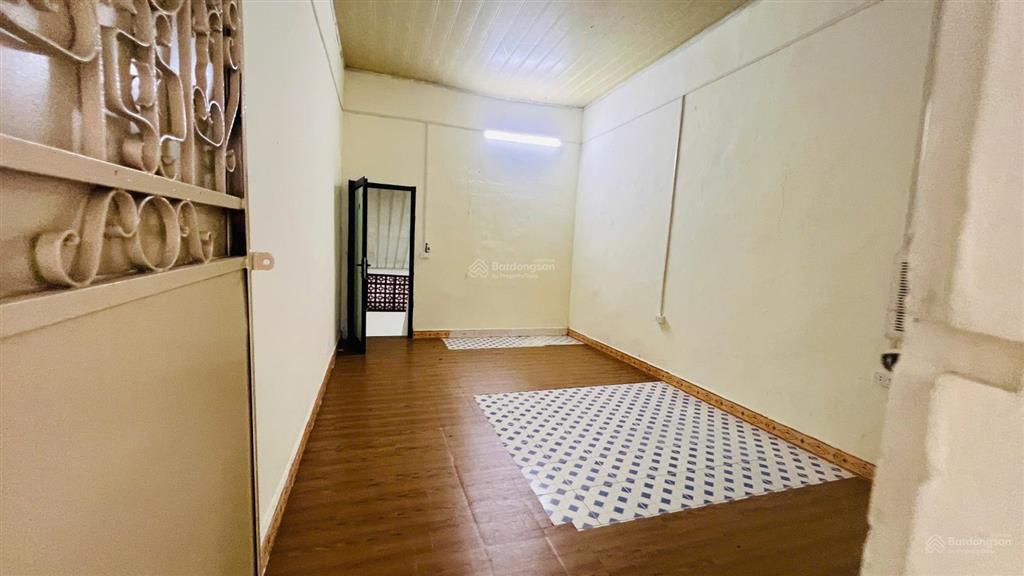 Cho thuê nhà ngõ 82 yên lãng, đống đa, 70m2x2 tầng, có sân, 10.5 triệu/tháng.  0984 536 ***