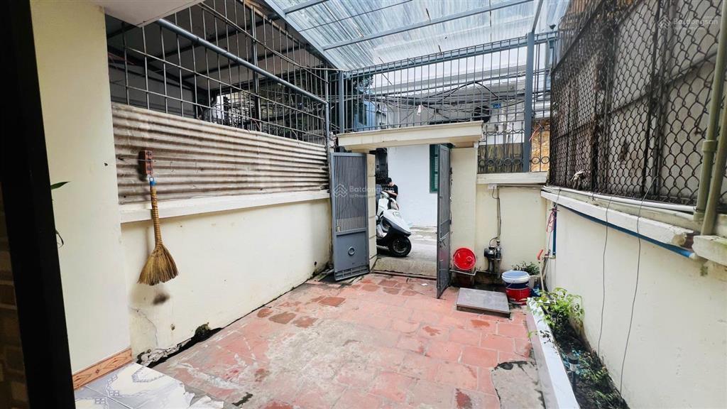Cho thuê nhà ngõ 82 yên lãng, đống đa, 70m2x2 tầng, có sân, 10.5 triệu/tháng.  0984 536 ***