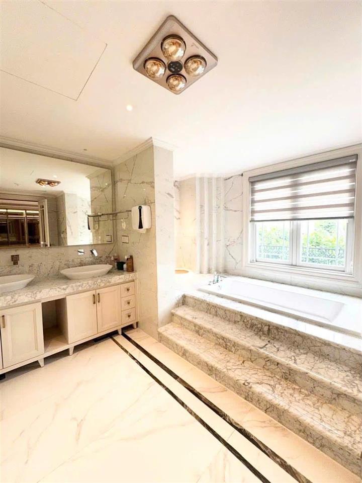 Siêu bt bằng lăng vinhomes riverside, cho thuê 190 triệu, 550m2, 4pn, 4wc, nội thất đẹp tỉ mỉ.