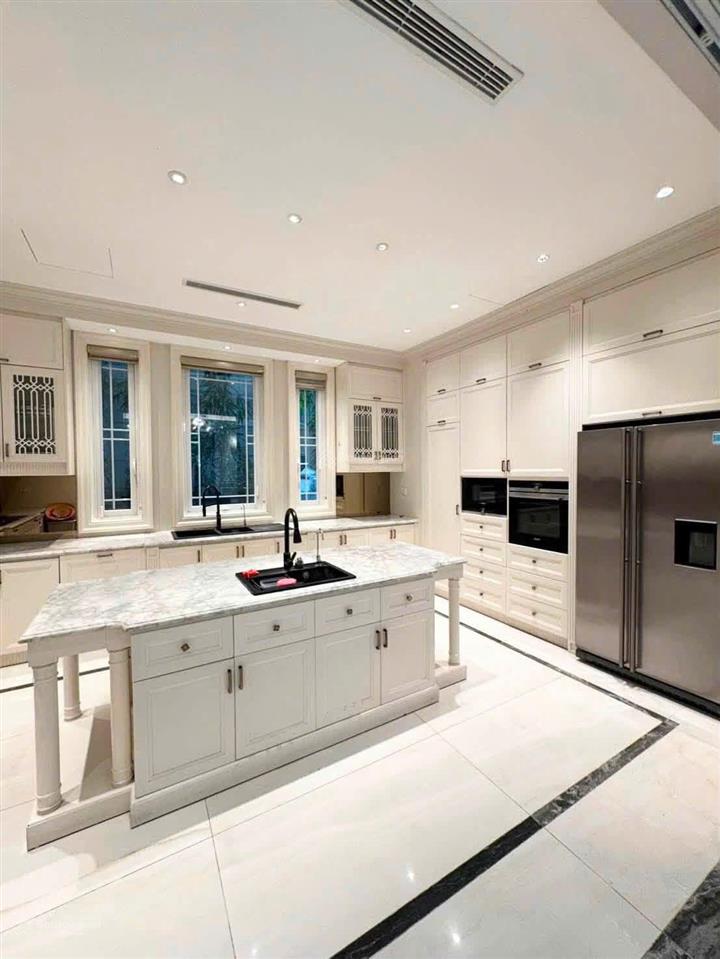 Siêu bt bằng lăng vinhomes riverside, cho thuê 190 triệu, 550m2, 4pn, 4wc, nội thất đẹp tỉ mỉ.
