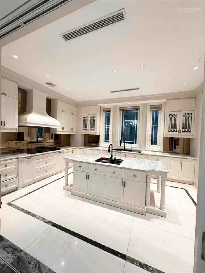 Siêu bt bằng lăng vinhomes riverside, cho thuê 190 triệu, 550m2, 4pn, 4wc, nội thất đẹp tỉ mỉ.