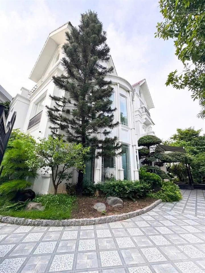 Siêu bt bằng lăng vinhomes riverside, cho thuê 190 triệu, 550m2, 4pn, 4wc, nội thất đẹp tỉ mỉ.