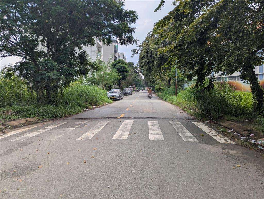 Bán nền góc 2 mặt tiền kdc phong phú 4 đối diện công viên trường học