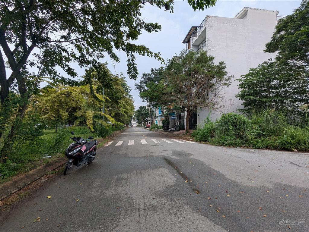 Bán nền góc 2 mặt tiền kdc phong phú 4 đối diện công viên trường học