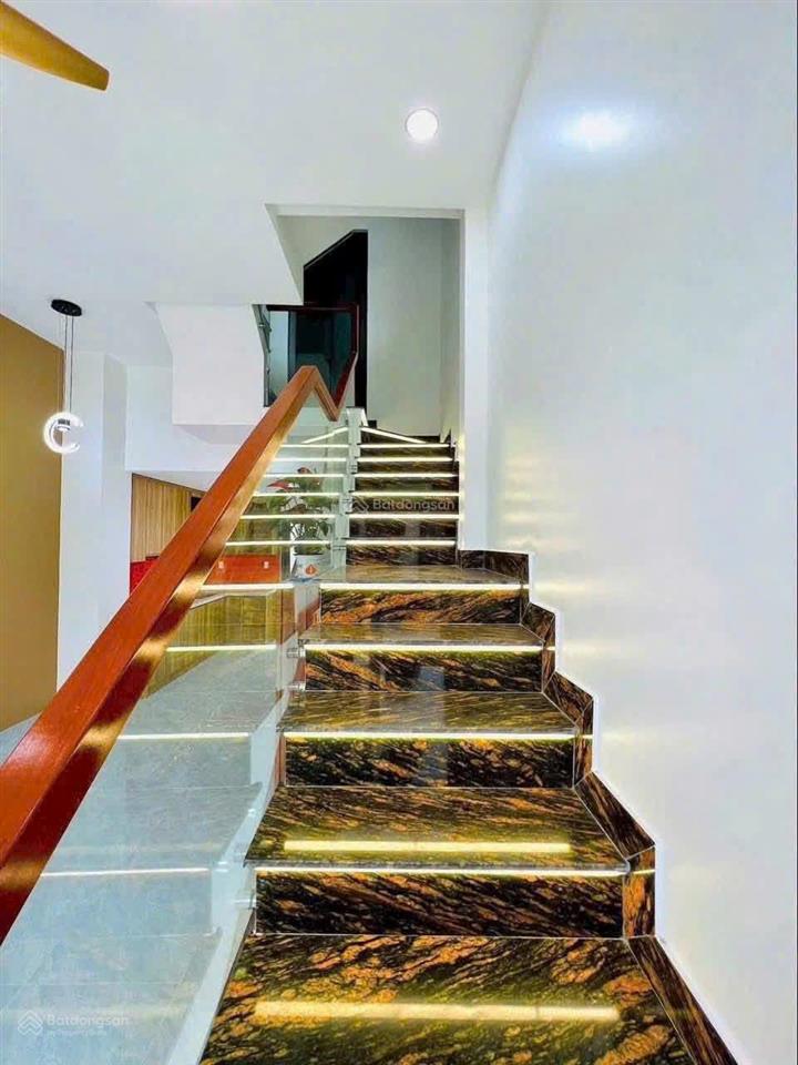 Bán gấp nr 3pn, 3wc tại hẻm 47, trường lưu, 50,6m2, giá 4,95 tỷ