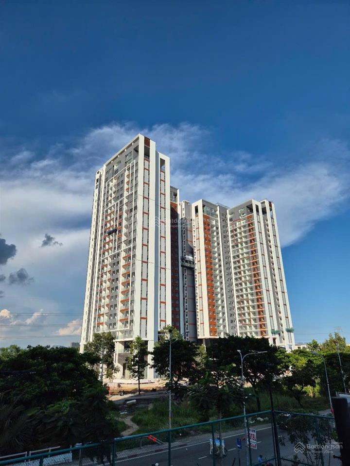 Em còn 1 căn 2pn2wc 81m² view trực diện hồ bơi hướng đn giá bán 5.9 tỷ gồm vat