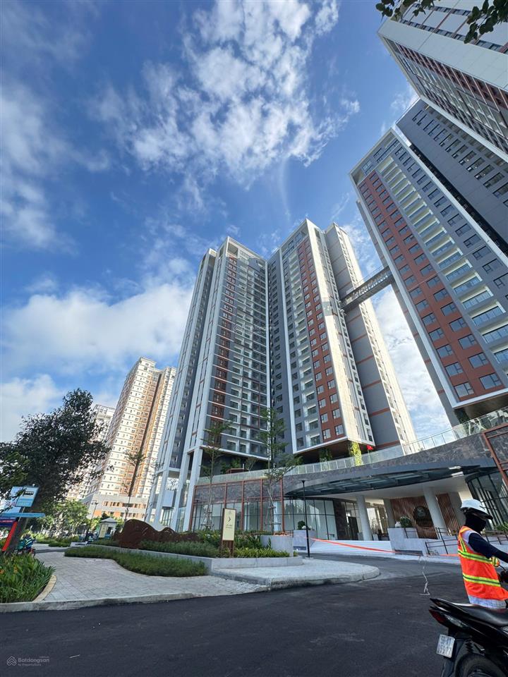Chính chủ cần bán thu hồi vốn căn hộ essensia sky 2pn2wc 75m2, view hướng đông nam, giá chỉ 5.4 tỷ