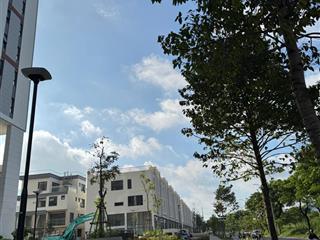 Em còn 1 căn góc 81m2, 2pn2wc view trực diện hồ bơi, tầng đẹp, view đông nam đón nắng sáng