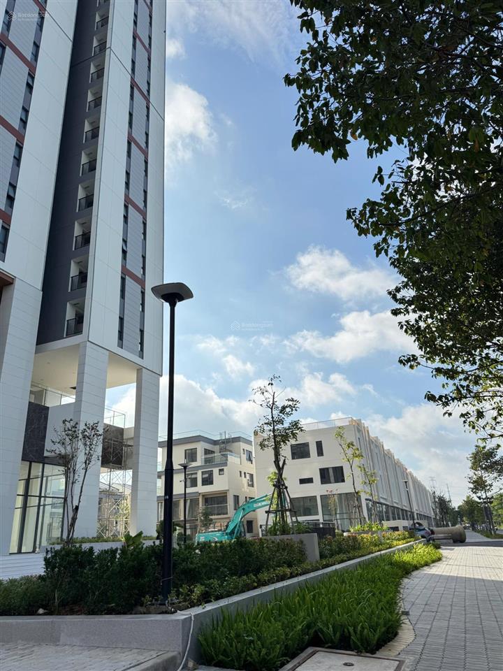 Em còn 1 căn góc 81m2, 2pn2wc view trực diện hồ bơi, tầng đẹp, view đông nam đón nắng sáng