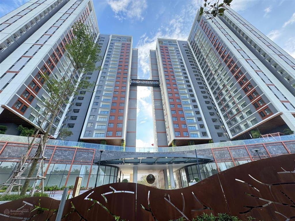 Em còn 1 căn góc 81m2, 2pn2wc view trực diện hồ bơi, tầng đẹp, view đông nam đón nắng sáng