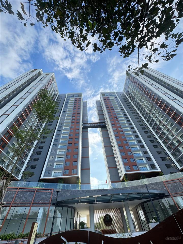 Em còn 1 căn góc 81m2, 2pn2wc view trực diện hồ bơi, tầng đẹp, view đông nam đón nắng sáng