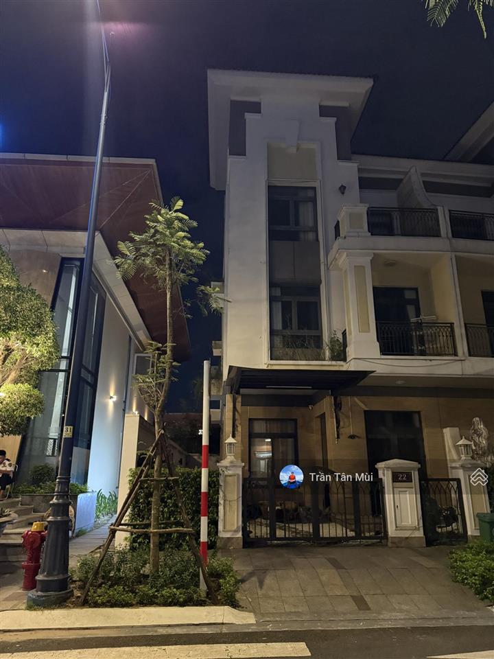 Bán gấp thời gian ngắn, căn nhà phố góc 148m2, 8x18,5m, 1 trệt 3 lầu, full nội thất cao cấp