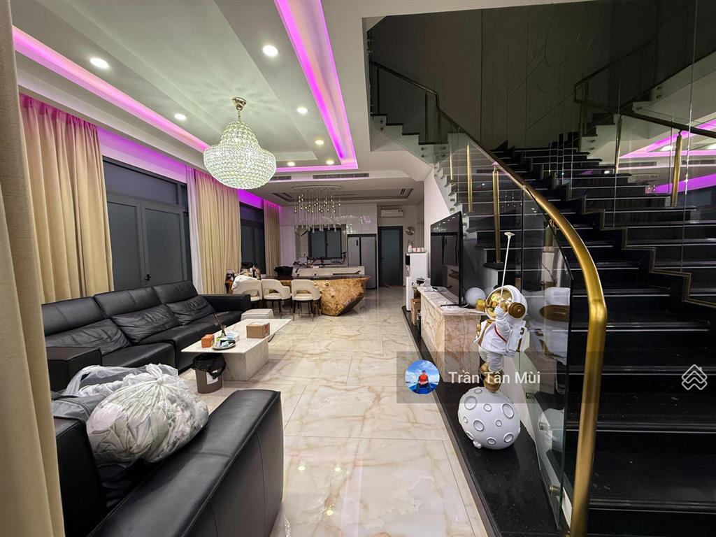 Bán gấp thời gian ngắn, căn nhà phố góc 148m2, 8x18,5m, 1 trệt 3 lầu, full nội thất cao cấp