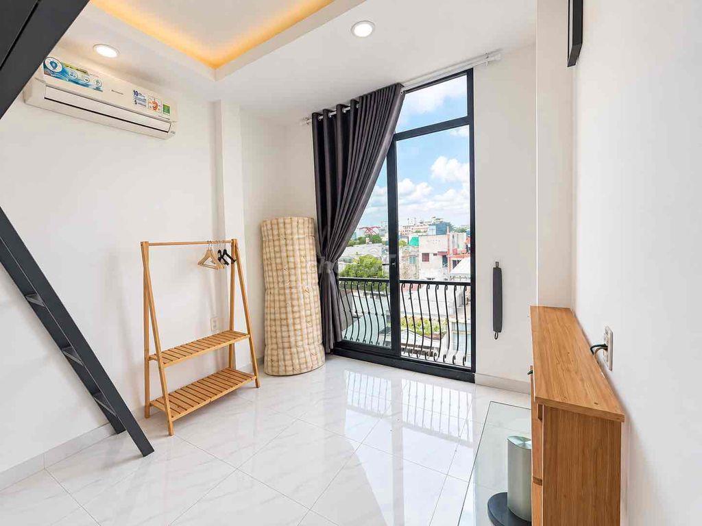 phòng ban công p13 Nơ Trang Long
