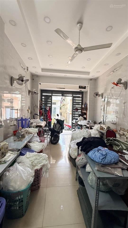 Bán nhà 4x20m, 3 lầu như hình  hẻm xe tải đường lê trọng tấn.