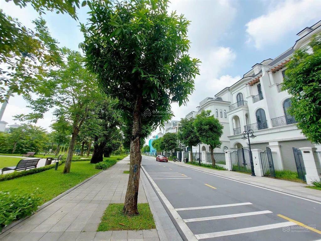 Duy nhất căn biệt thự song lập mặt vườn hoa nt371, dt 168m2. giá 52 tỷ.