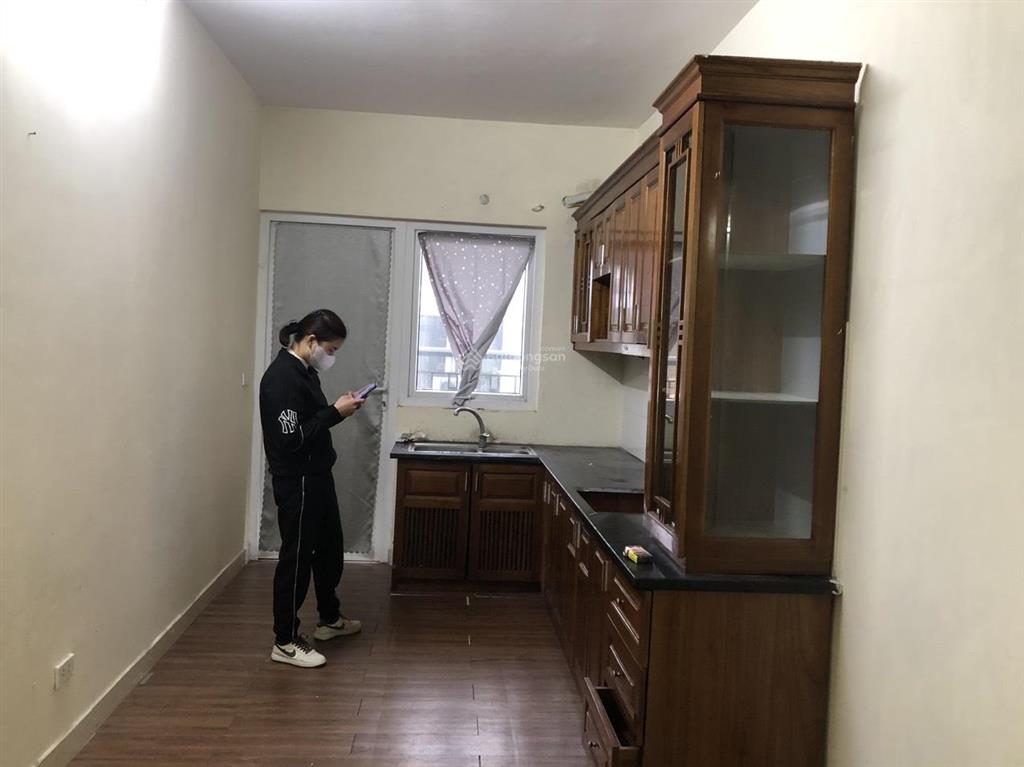 Cho thuê căn hộ 2 phòng ngủ, 2 wc, nội thất cơ bản
