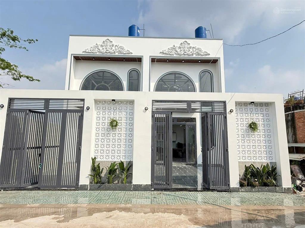 Chính chủ bán nhà riêng 1,350 tỷ 1 trệt 1 lầu ngay chợ đức hòa. dtsd 160 m2 sổ sẵn sang tên
