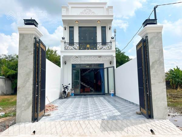 Nhà mới xây 1 trệt 1 lầu 225 m2 gần trung tâm đức hòa, 0931 313 ***